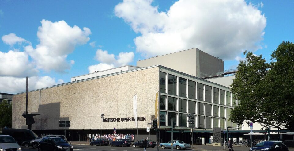 1920px-Deutsche_Oper_Berlin._Ansicht_von_Südosten